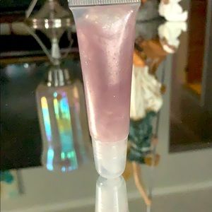 It’s handmade the name is Peary white